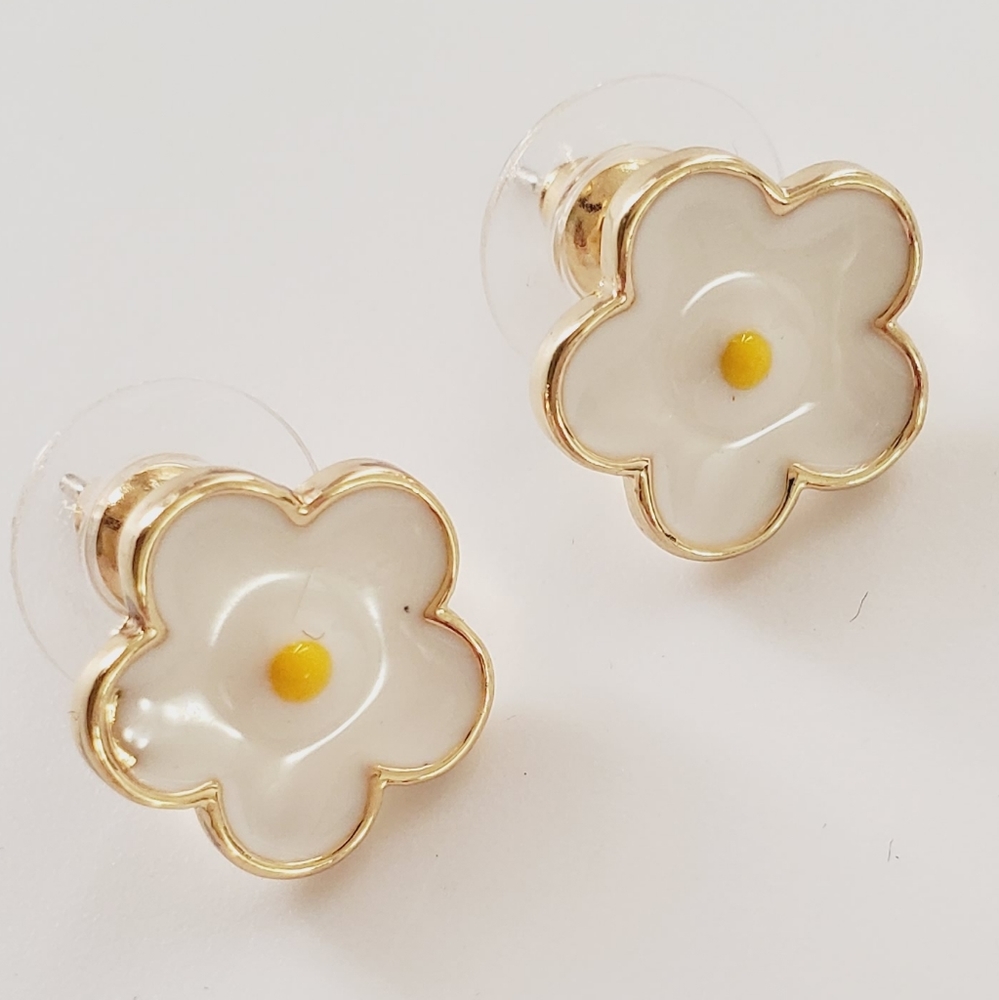 White & Yellow 70's Style Electric Daisy Flower Stud Earrings